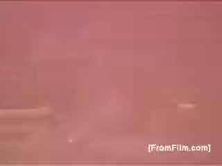 El still de 'El Pico Coffee' muestra una estética característica de los años 70, resaltando el uso vibrante de colores y técnicas visuales de la época. El ambiente evoca la calidez y la tradición del café, acompañado de imágenes que posiblemente destacan la preparación o el disfrute del producto. La presentación es sencilla, con un enfoque en la marca y su conexión cultural. Es un ejemplo interesante del marketing de café en la televisión de aquellos años.