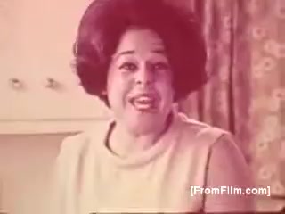 En esta secuencia de 16 mm del comercial de 'El Pico Coffee' de la década de 1970, se observa a una mujer sonriente, con un peinado voluminoso y vestimenta de la época. Ella está hablando de manera amigable y entusiasta sobre el café, transmitiendo calidez y cercanía. El ambiente es familiar y acogedor, con un fondo que sugiere un hogar típico de esos años. El tono general refleja la publicidad de la época, centrada en la conexión emocional con el producto.
