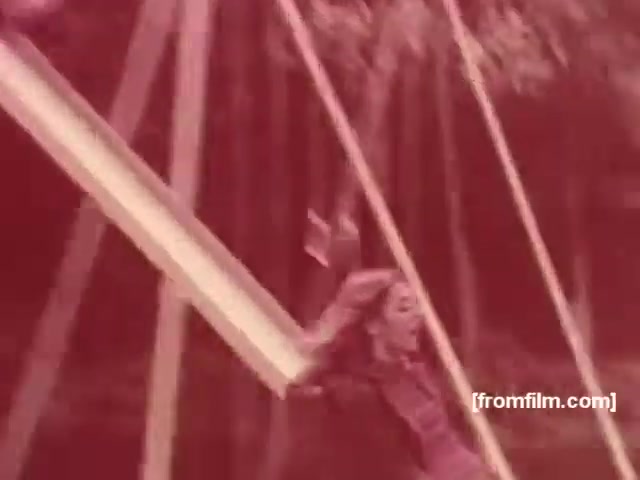 The still from the Souza Cruz cigarette commercials features a young woman on a swing, exuding joy and carefree energy. The vibrant colors capture a nostalgic atmosphere typical of the 1970s. The imagery suggests a connection between leisure and the advertised brand, aligning with the era's marketing strategies that often linked enjoyment with smoking. The commercial likely promotes either Albany or Richmond cigarettes through its lively and engaging portrayal of leisure time.
