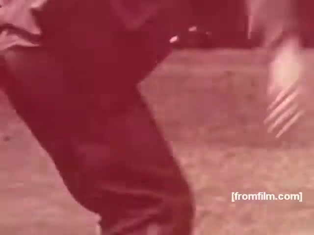 The still appears to capture a moment from a Souza Cruz cigarette commercial from the 1970s, likely showcasing a dynamic scene with an individual in motion. The color palette hints at a vintage aesthetic, possibly with a warm or sepia tone that evokes nostalgia. This type of imagery is characteristic of the era’s promotional style, often focusing on lifestyle and engagement to appeal to viewers. The commercial likely aimed to associate the brand, either Albany or Richmond, with a vibrant and active lifestyle.